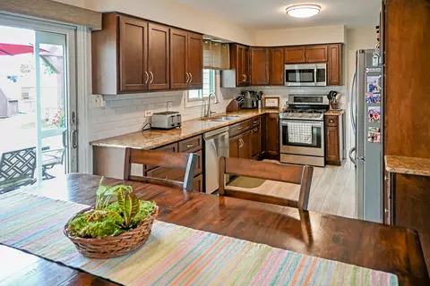 Kitchen - 3931 151st Pl, Midlothian, IL 60445 photo 1 of 4