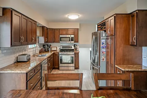 Kitchen - 3931 151st Pl, Midlothian, IL 60445 photo 3 of 4