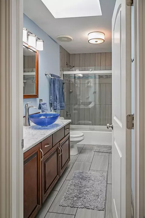 Bath - 3931 151st Pl, Midlothian, IL 60445 photo 1 of 2