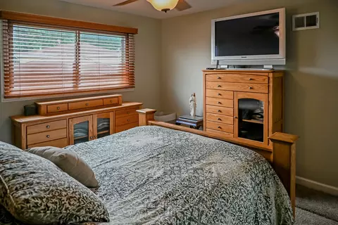 Bedroom - 3931 151st Pl, Midlothian, IL 60445 photo 2 of 3
