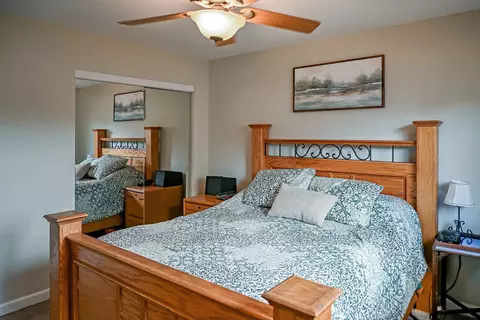 Bedroom - 3931 151st Pl, Midlothian, IL 60445 photo 1 of 3