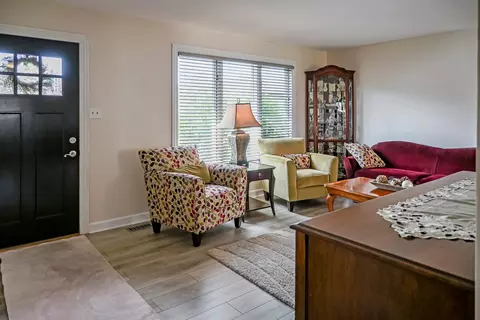 Entry Way - 3931 151st Pl, Midlothian, IL 60445 photo 1 of 2