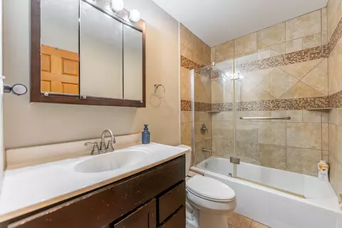Bath - 823 Anchor Ct, Bartlett, IL 60103 photo 3 of 4