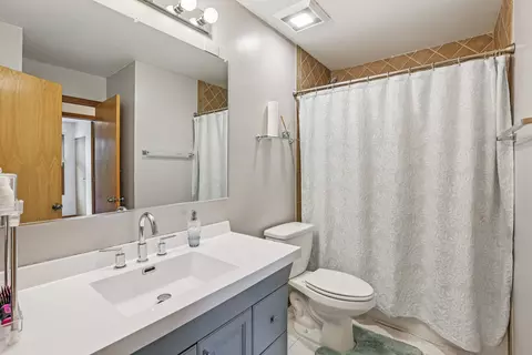Bath - 3261 Gresham Ln, Aurora, IL 60504 photo 3 of 3