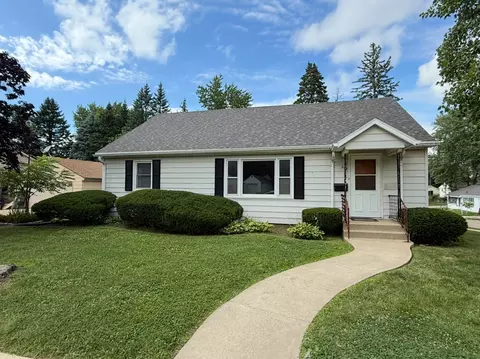906 W Jefferson Dr, Freeport, IL 61032