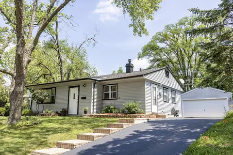 37 Pine St, Carpentersville, IL 60110