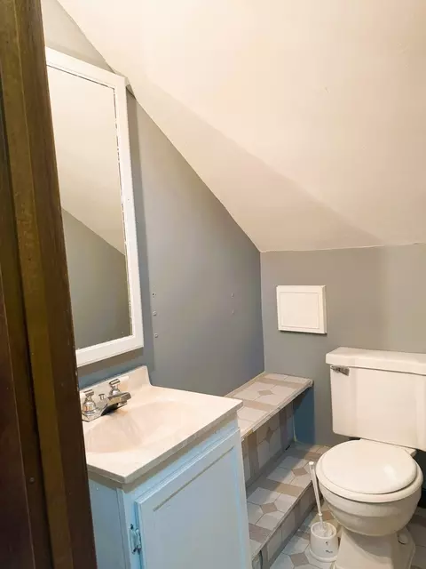 Bath - 721 Broadway Ave, Sterling, IL 61081 photo 2 of 3