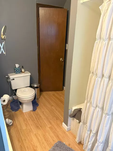 Bath - 721 Broadway Ave, Sterling, IL 61081 photo 1 of 3