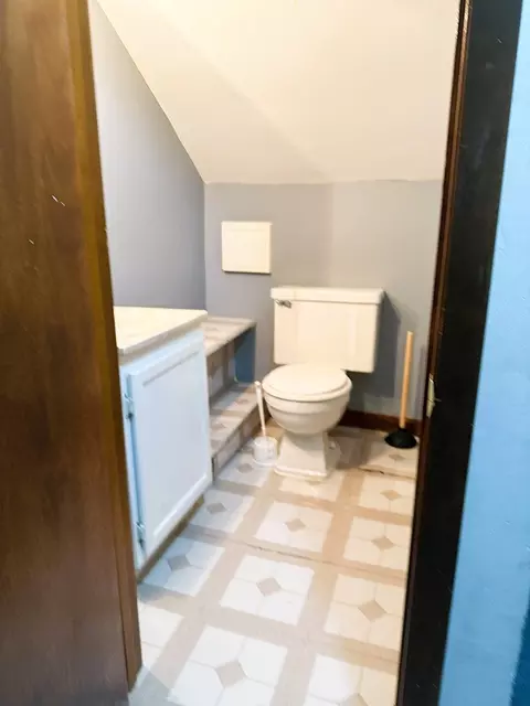 Bath - 721 Broadway Ave, Sterling, IL 61081 photo 3 of 3