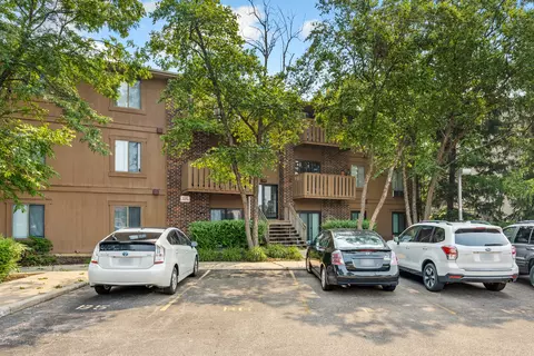 1081 Rodenburg Rd #105, Roselle, IL 60172