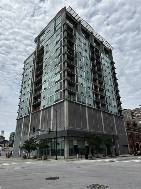 700 W Van Buren St #803, Chicago, IL 60607
