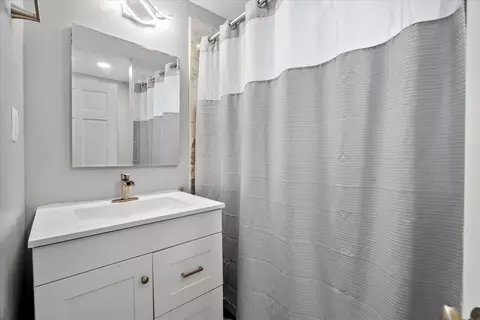 Bath - 752 N 9th Ave, Kankakee, IL 60901 photo 1 of 2
