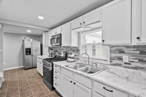 Kitchen - 752 N 9th Ave, Kankakee, IL 60901 photo 1 of 2