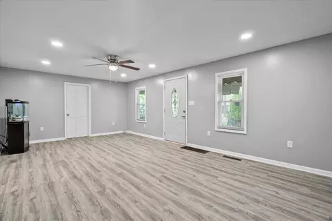 Living - 752 N 9th Ave, Kankakee, IL 60901 photo 1 of 2