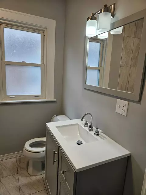 Bath - 10552 S Normal Ave, Chicago, IL 60628 photo 1 of 2