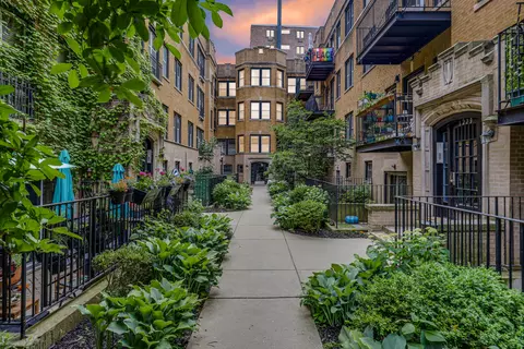 1225 W Greenleaf Ave #3E, Chicago, IL 60626