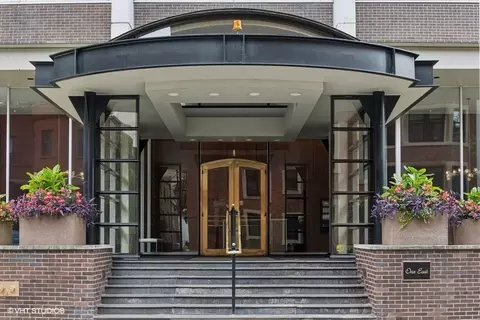 1 E Schiller St #7A, Chicago, IL 60610