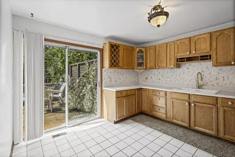 Kitchen - 21220 Silktree Cir, Plainfield, IL 60544 photo 3 of 5
