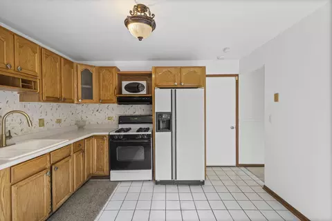 Kitchen - 21220 Silktree Cir, Plainfield, IL 60544 photo 1 of 5