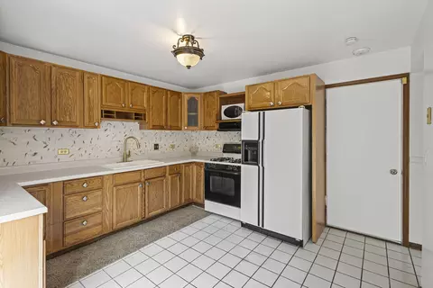 Kitchen - 21220 Silktree Cir, Plainfield, IL 60544 photo 2 of 5