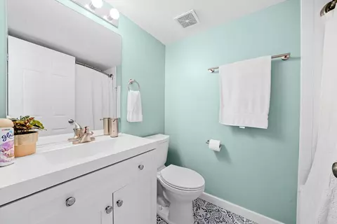Bath - 7316 40th St #4F, Lyons, IL 60534 photo 1 of 2