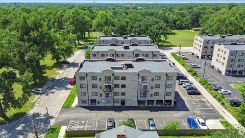 7316 40th St #4F, Lyons, IL 60534