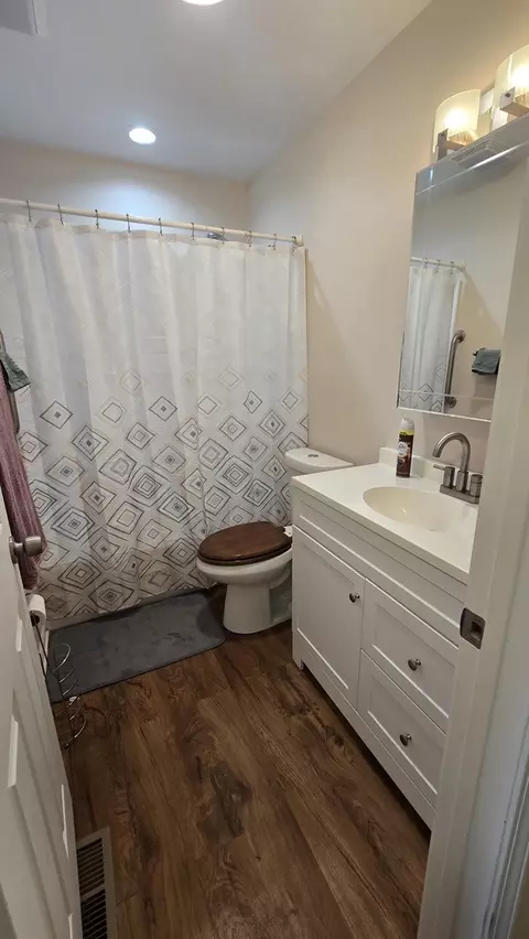 Bath - 12 Durell Dr, Kankakee, IL 60901 photo 1 of 5