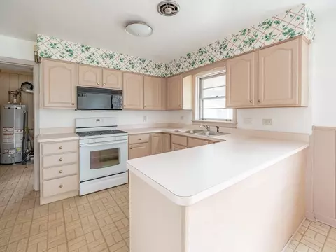 Kitchen - 4251 147th St, Midlothian, IL 60445 photo 1 of 2