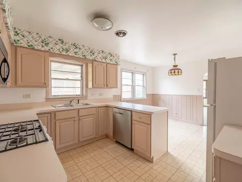 Kitchen - 4251 147th St, Midlothian, IL 60445 photo 2 of 2
