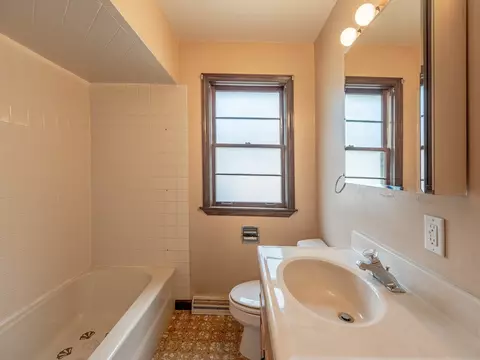 Bath - 4251 147th St, Midlothian, IL 60445 photo 1 of 1