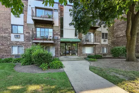 1451 Winslowe Dr #304, Palatine, IL 60074