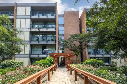 6020 Oakwood Dr #2A, Lisle, IL 60532