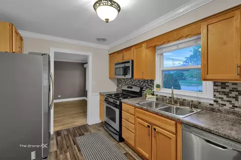 Kitchen - 714 Delles Rd, Wheaton, IL 60189 photo 2 of 2