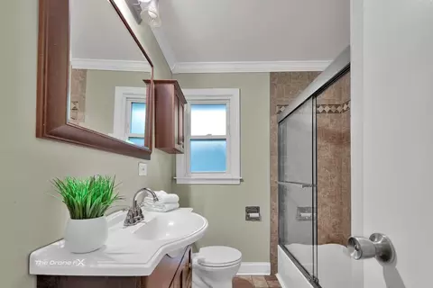 Bath - 714 Delles Rd, Wheaton, IL 60189 photo 1 of 2