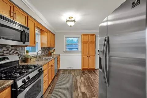 Kitchen - 714 Delles Rd, Wheaton, IL 60189 photo 1 of 2