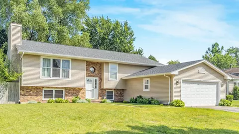 529 White Birch Rd, Lindenhurst, IL 60046