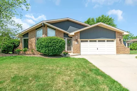 20408 S Grand Prairie Ln, Frankfort, IL 60423