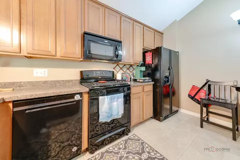 Kitchen - 3063 Nicklaus Ln, Wadsworth, IL 60083 photo 4 of 5