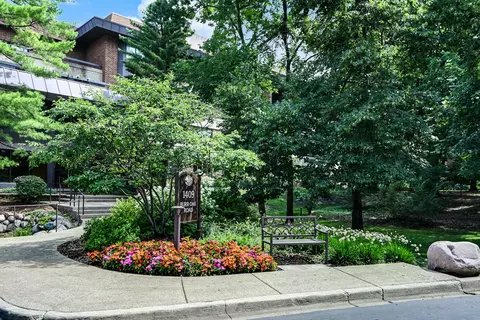 1409 Burr Oak Rd #311A, Hinsdale, IL 60521