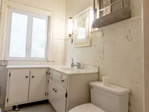 Bath - 304 Nettle St, Morris, IL 60450 photo 3 of 6