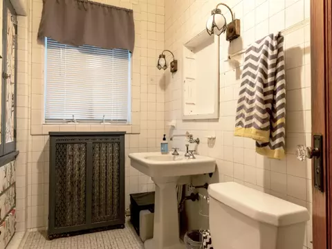Bath - 304 Nettle St, Morris, IL 60450 photo 2 of 6