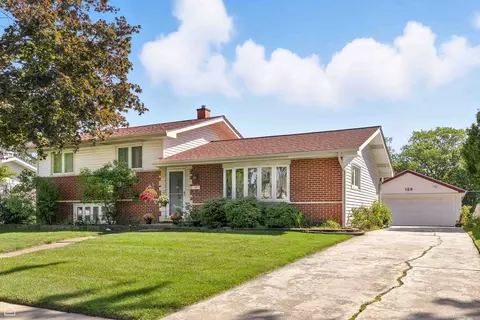 125 N Stratton Ln, Mount Prospect, IL 60056