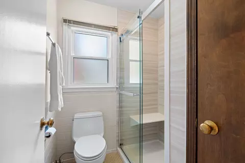 Bath - 305 Bell Dr, Cary, IL 60013 photo 3 of 4