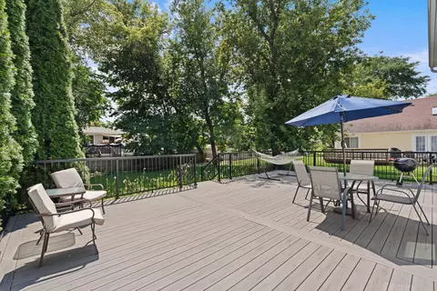 Exterior - 305 Bell Dr, Cary, IL 60013 photo 5 of 8
