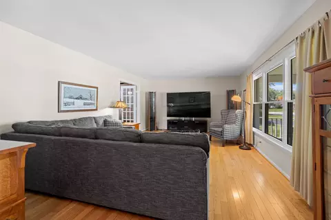 Living - 305 Bell Dr, Cary, IL 60013 photo 2 of 4