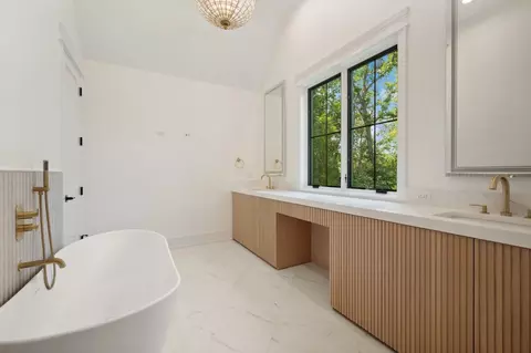 Bath - 757 Kipling St, Deerfield, IL 60015 photo 3 of 4