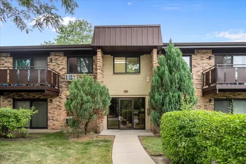 2618 N Windsor Dr #102, Arlington Heights, IL 60004