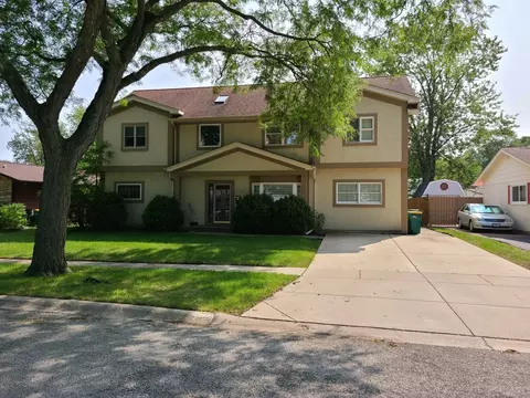 623 Willow Ln, Elk Grove Village, IL 60007