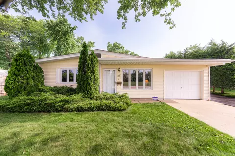 311 Kingswood Dr, North Aurora, IL 60542
