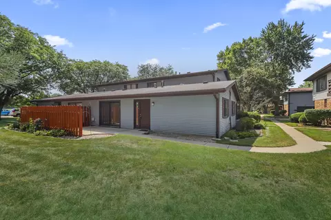 1590 Avati Ln #B, Aurora, IL 60505